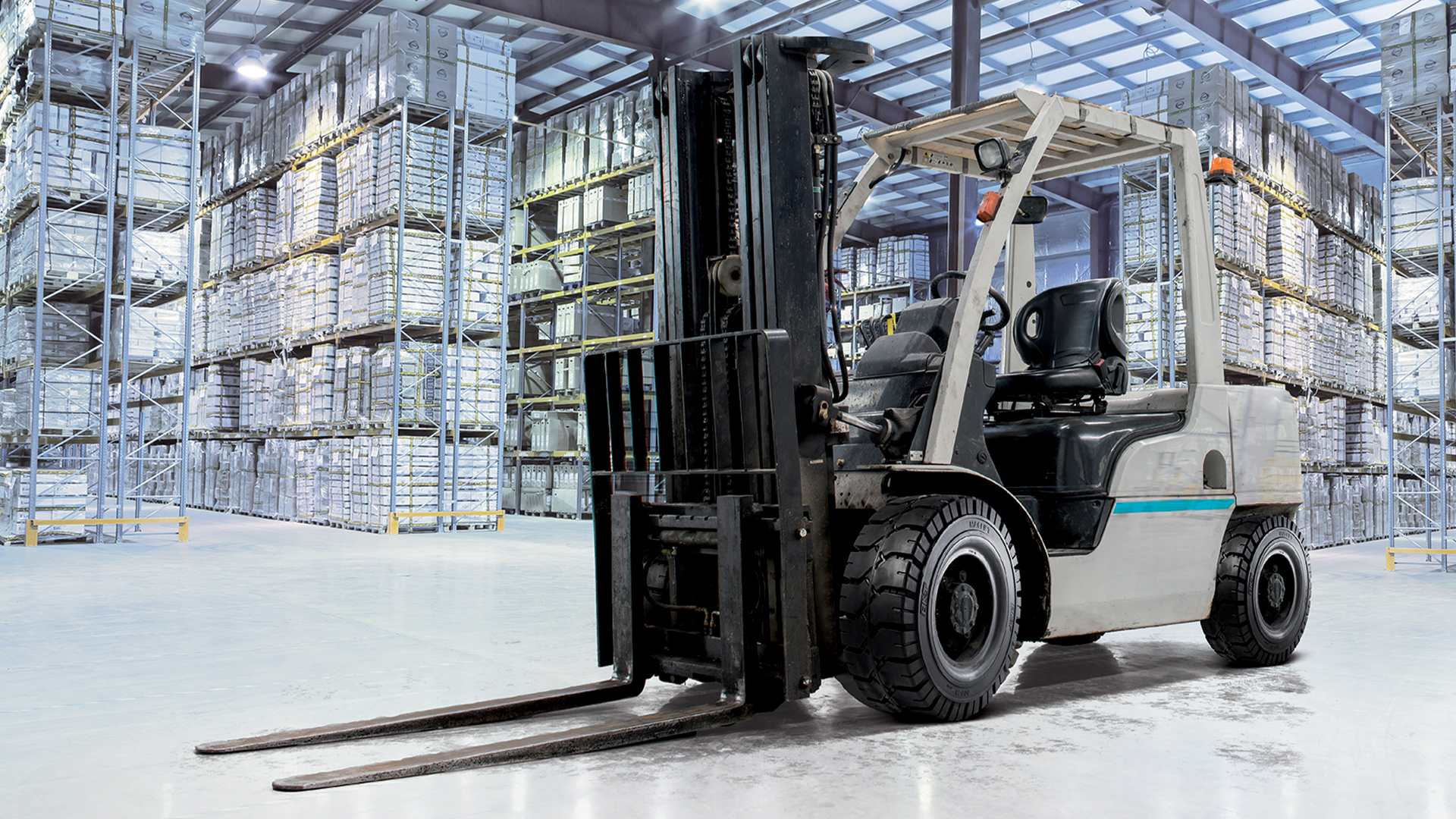 How to Choose the Right Industrial Tires for Material Handling Equipment