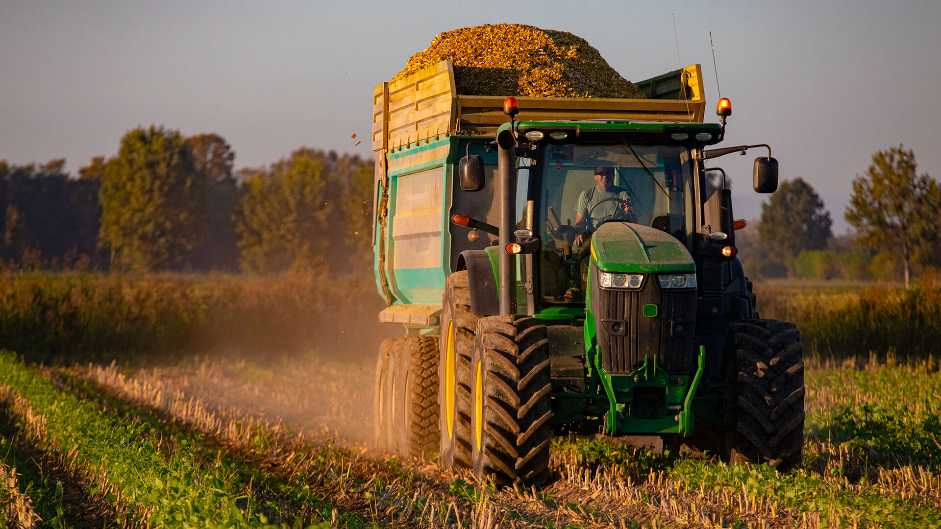 ¿Por qué no debes llenar los neumáticos de tu tractor con agua?