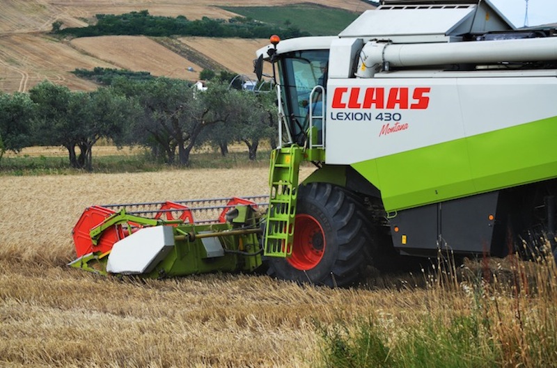 Combine Harvesters: axial vs. hybrid technology 1