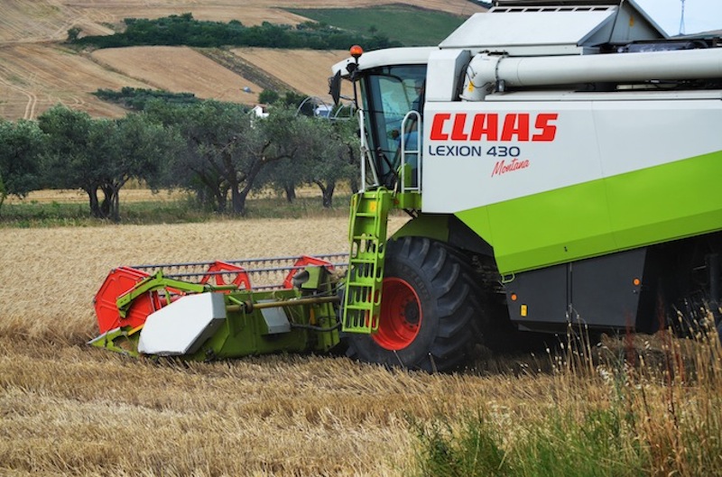 Combine Harvesters: Axial vs. Hybrid Technology 1