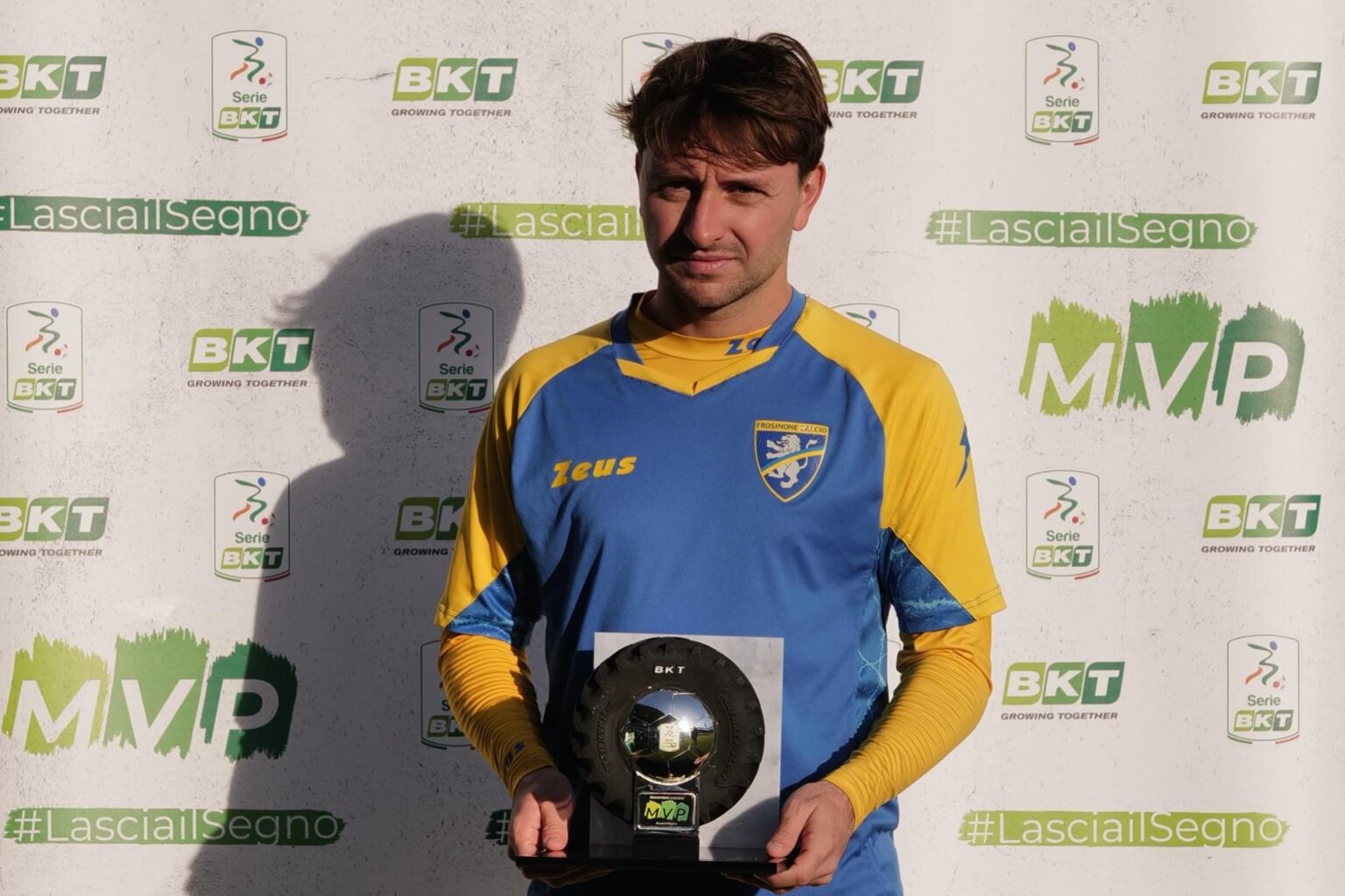 GIACOMO CALÒ LIFTS THE SERIE BKT MVP TROPHY FOR NOVEMBER