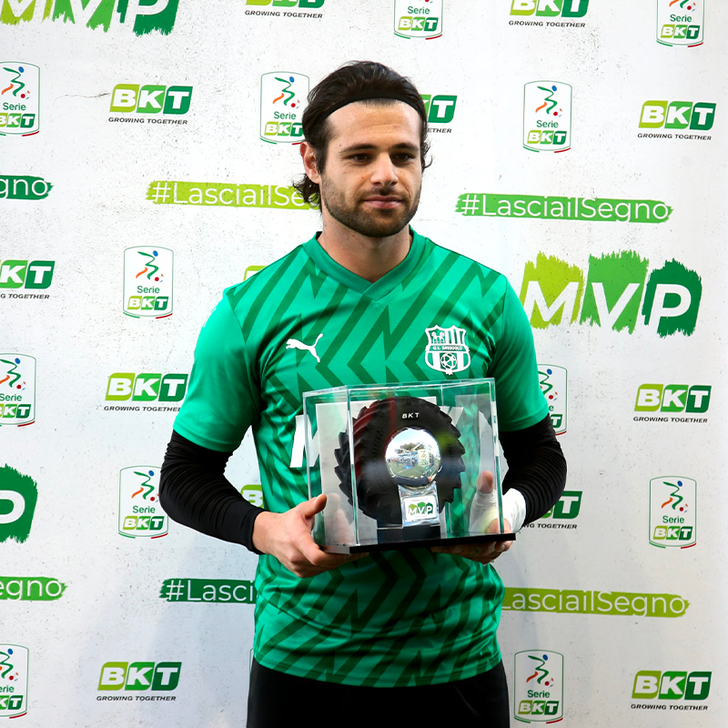 NICHOLAS PIERINI LIFTS THE SERIE BKT MVP TROPHY FOR OCTOBER