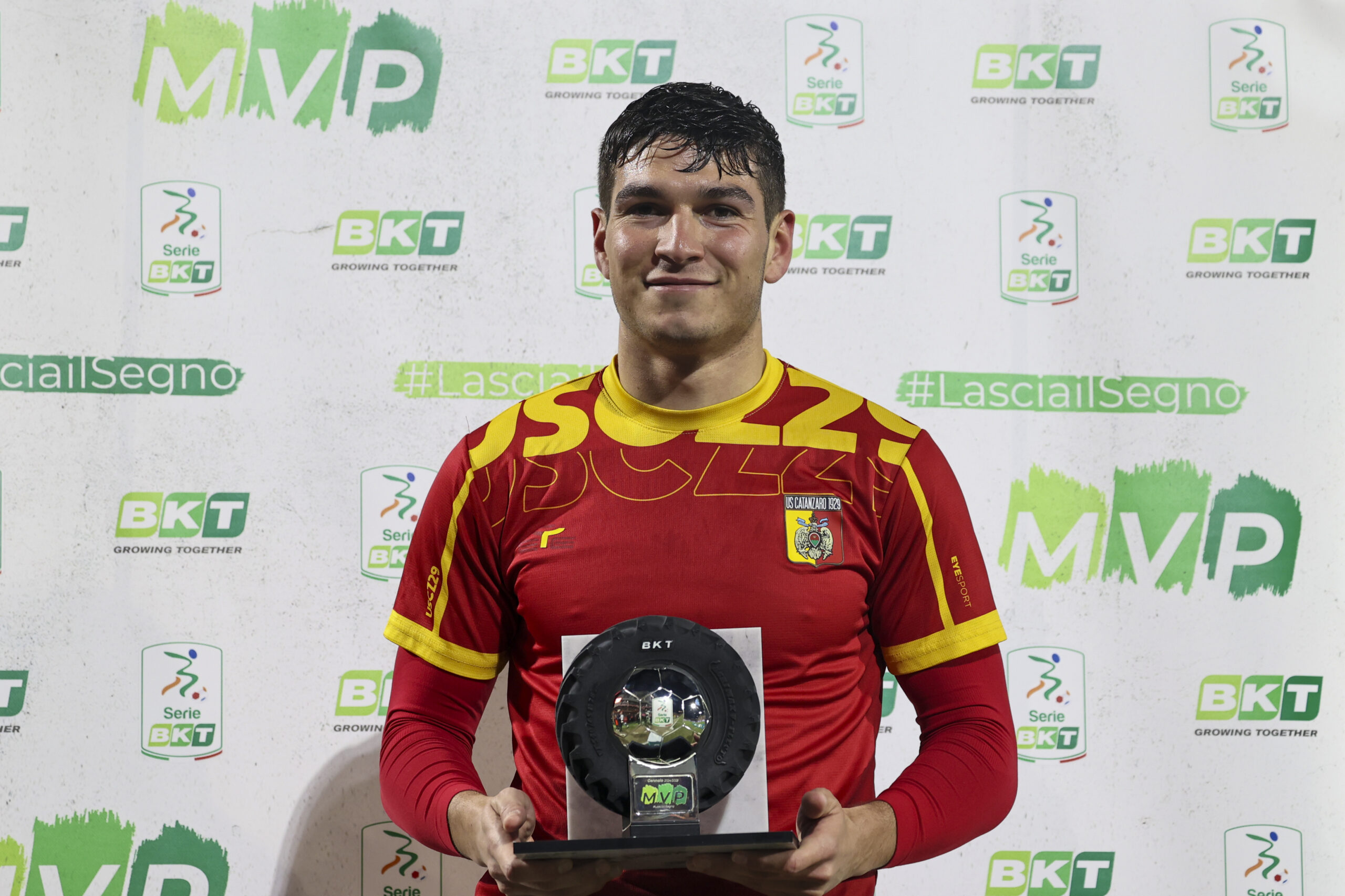 FEDERICO BONINI LIFTS THE MVP TROPHY OF THE SERIE BKT FOR JANUARY